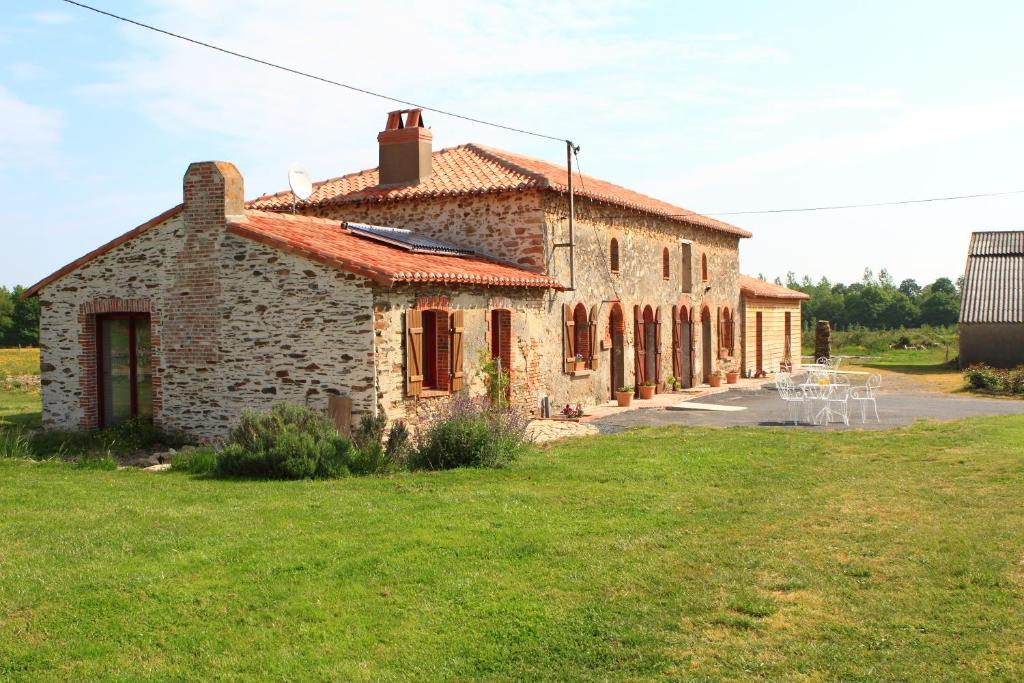 Chambres D'Hotes Le Chateau Rouge Saint-Germain-sur-Moine Екстериор снимка